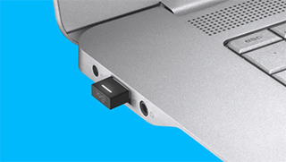 Приемник USB-A для подключения гарнитуры Logitech Zone Wireless к компьютеру по Bluetooth®. Совместим с Teams и UC Приемник USB-A для подключения гарнитуры Logitech Zone Wireless к компьютеру по Bluetooth®. Совместим с Teams и UC